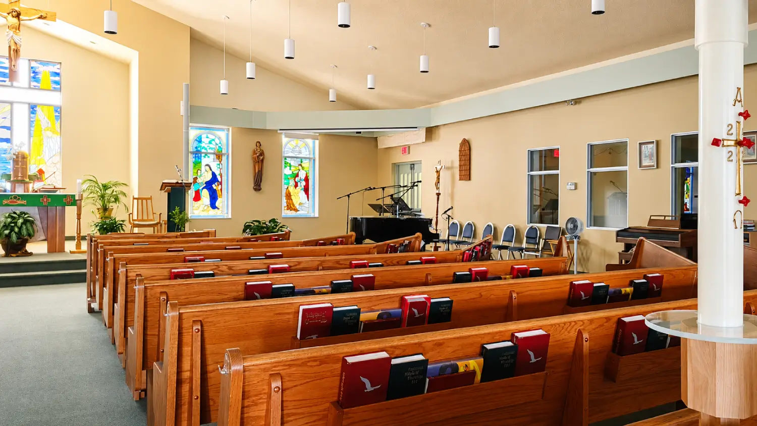 Img_Insidechurch_rightside_1500x844